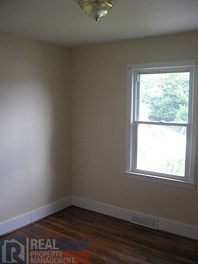3rd image of 105 W Terrell St