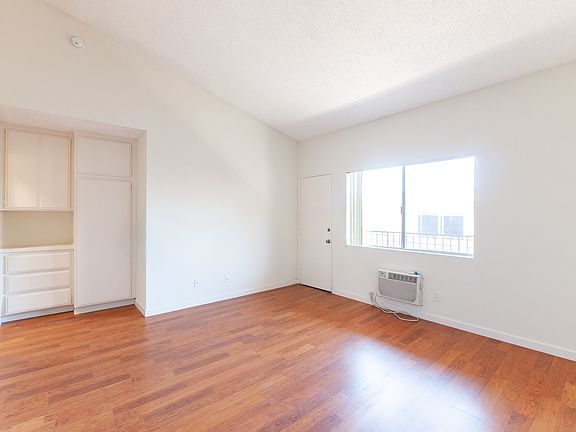 3rd image of 1249 1/2 N Virgil Ave