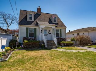 630 Oak Neck Rd, West Islip, NY 11795