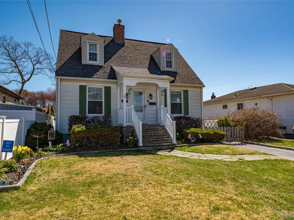 630 Oak Neck Road, West Islip, NY 11795