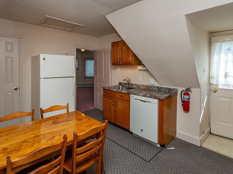 Eat-In Kitchen w/ Full Sized Fridge + Pantry