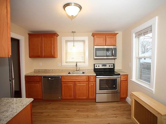 4th image of 90 Belmont St