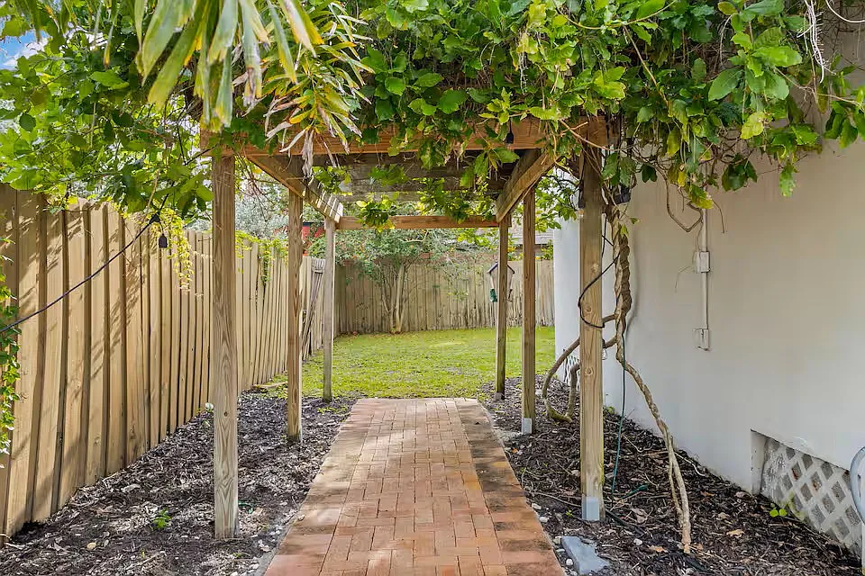 4 bed, 2600 sqft, $7,900 — Photo 4