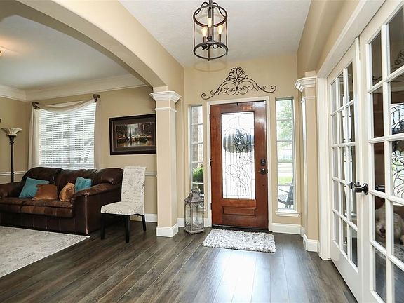 Formal dinning being used as a sitting area but could easily be converted.