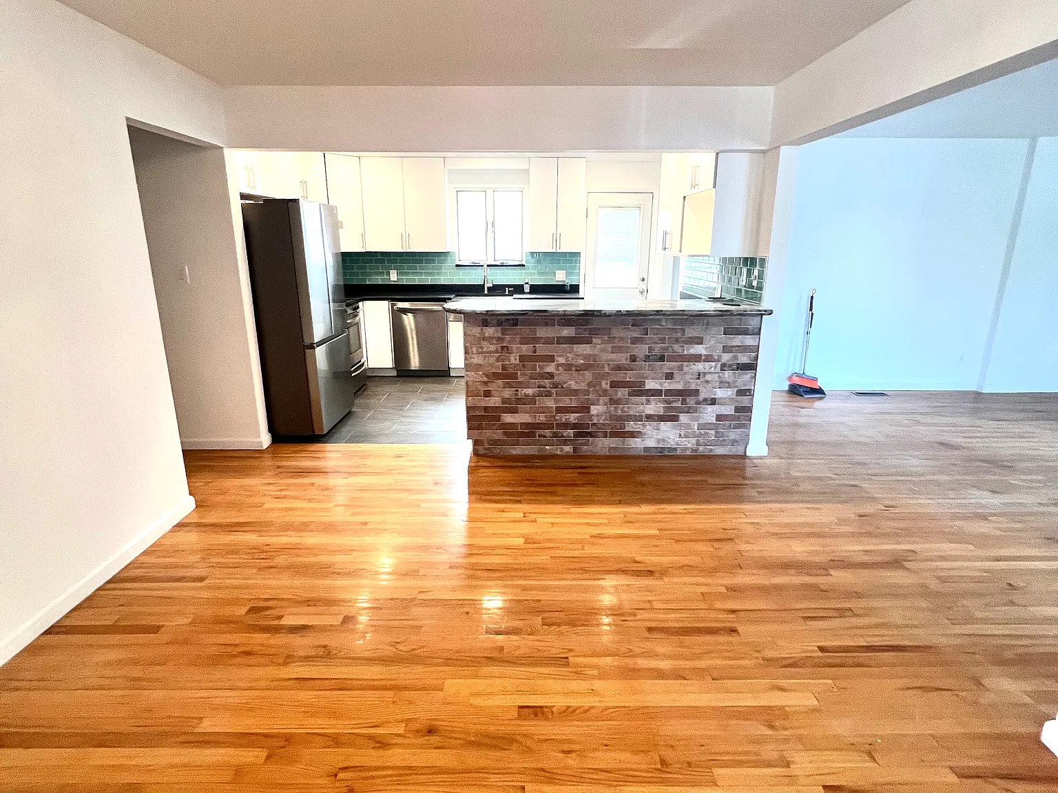 3 bed, 1352 sqft, $4,800 — Photo 3