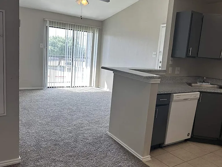 Fairway Square Apartments — Photo 24
