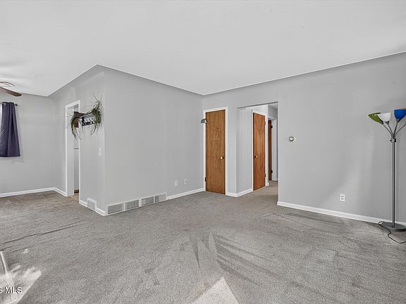 3rd image of 3906 Drummond Rd