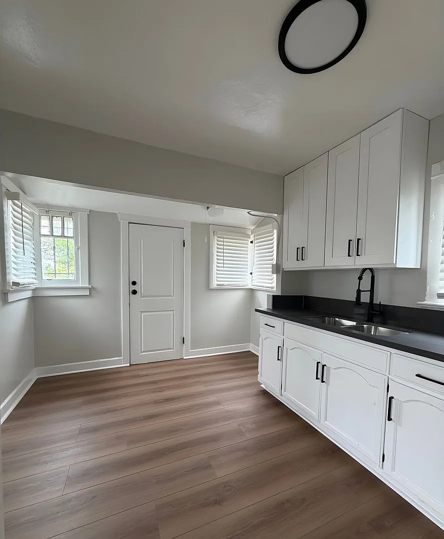 Building Photo - 1181 W 38th St