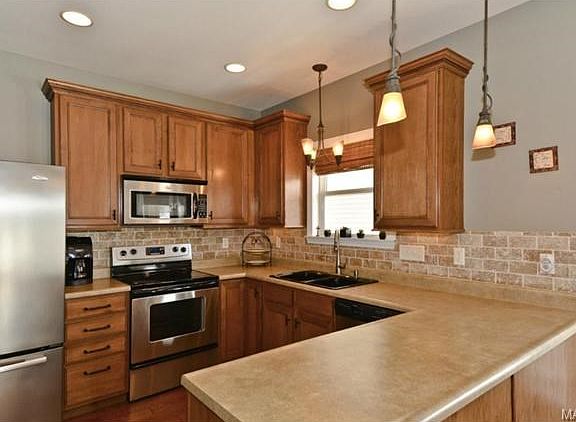 Tile backsplash and under cabinet lighting