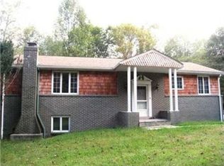 318 Wolfs Lake Rd, New Alexandria, PA 15670