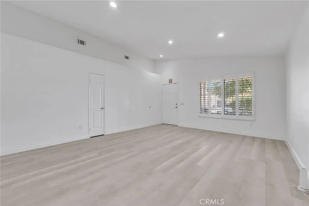 4 bed, 2411 sqft, $4,900 — Photo 4