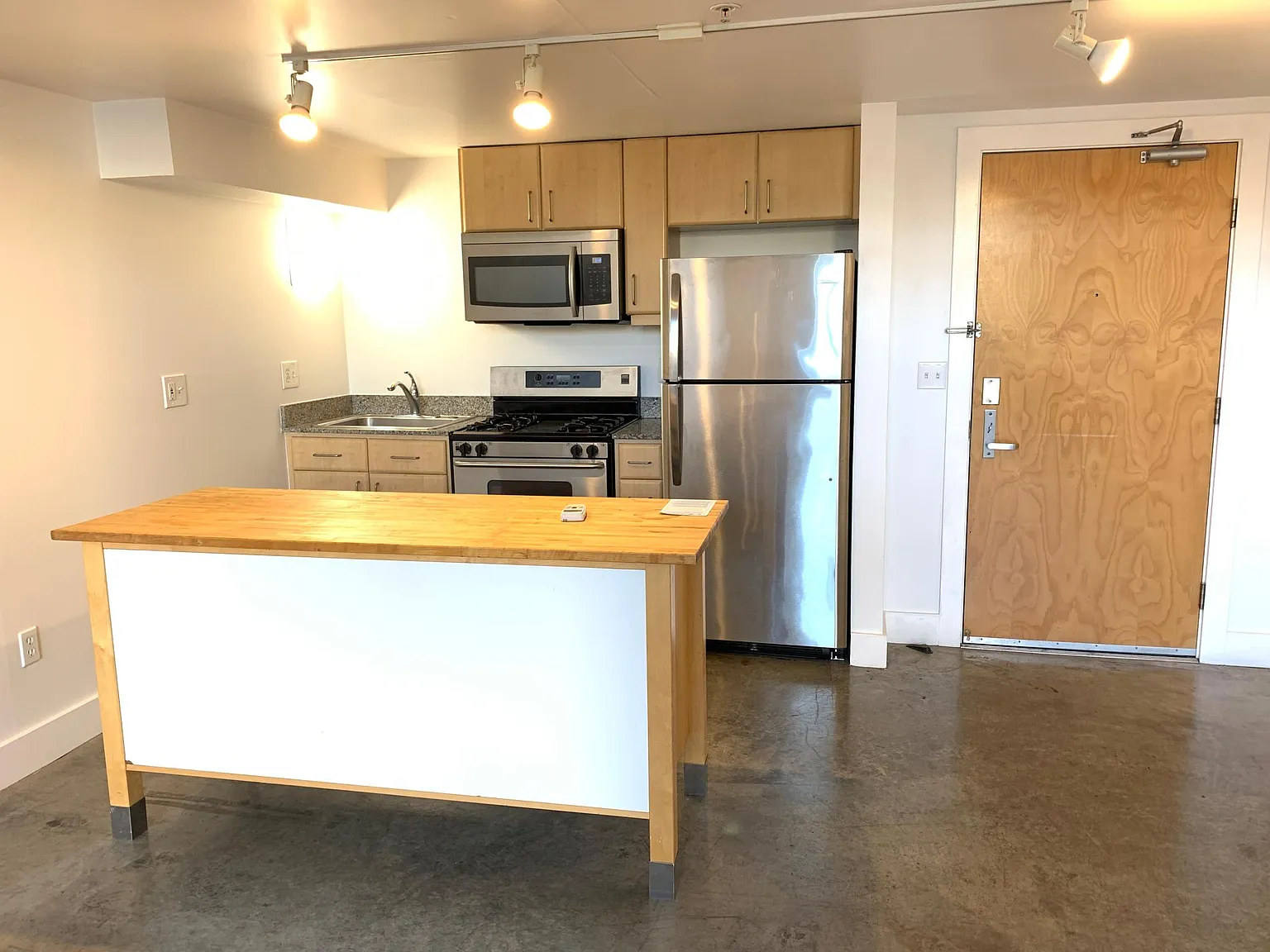 2 bed, 2.5 bath, 1621 sqft, $4,900 — Photo 3