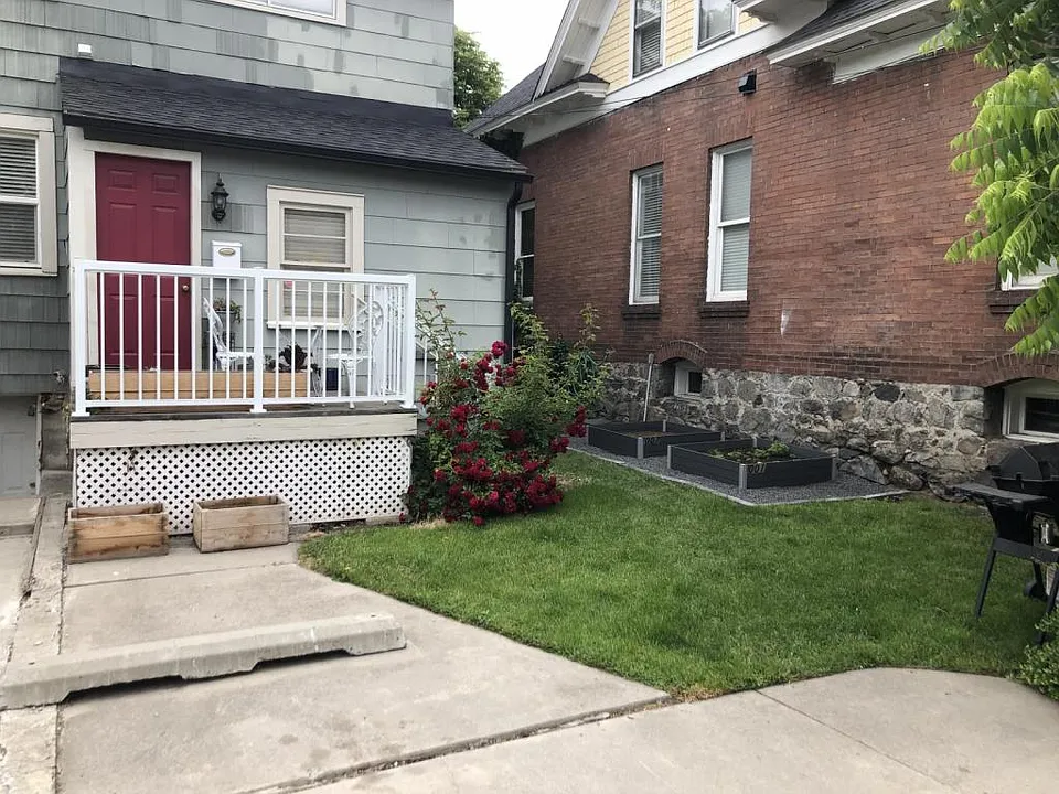 1005 W Augusta Ave