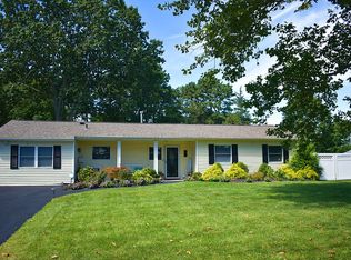 7 Akron Pl, Shoreham, NY