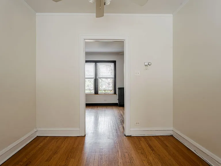 2561 W Montrose Ave — Photo 7