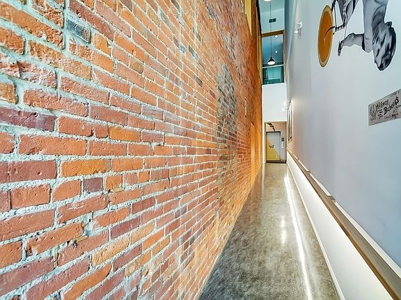 3rd image of 11 E Gay St #3C