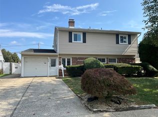 17 Rural Ln, Levittown, NY 11756