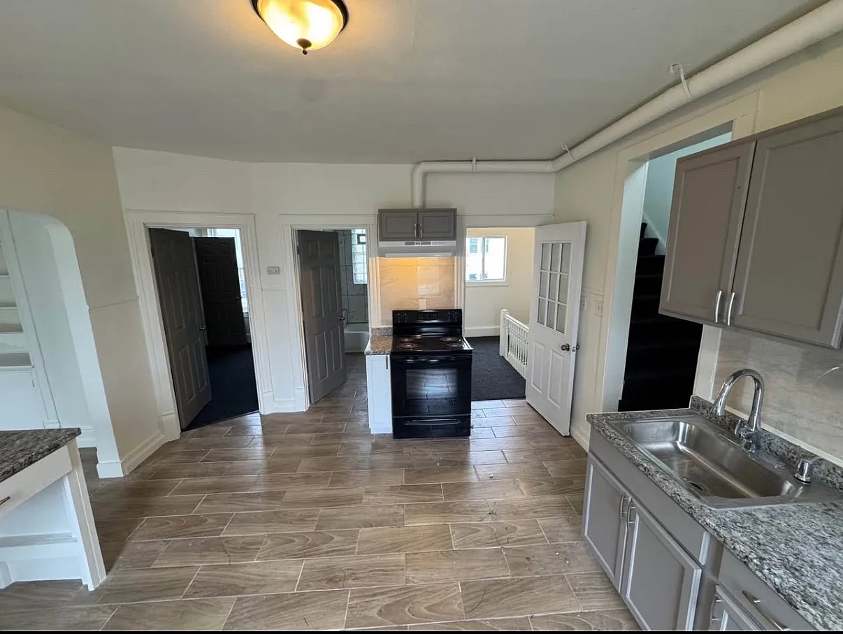 4 bed, 1300 sqft, $1,495 — Photo 2