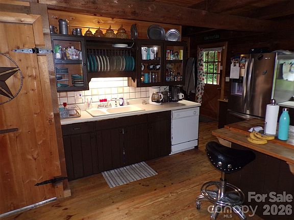 5th image of 216 Paradise Falls Rd