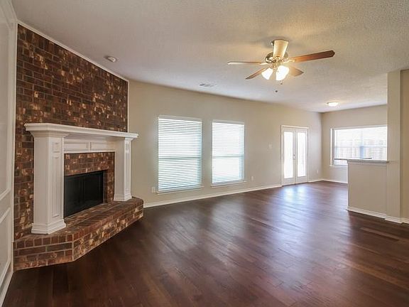 3rd image of 4009 Pointe Loma Dr