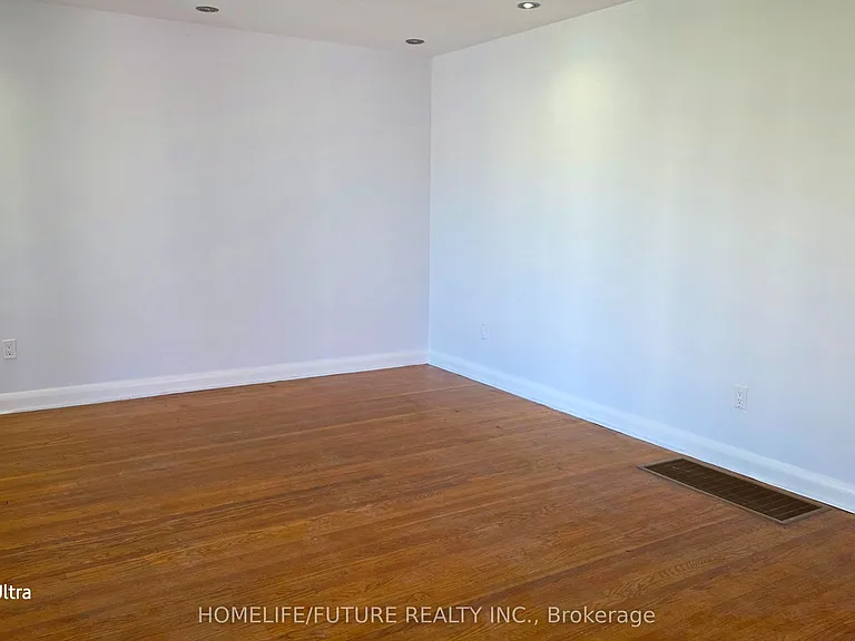 37 Miramar Cres #UPPER — Photo 10