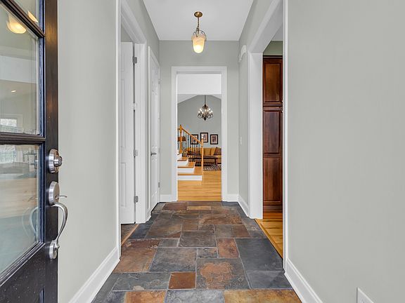 5th image of 587 Marigold Dr