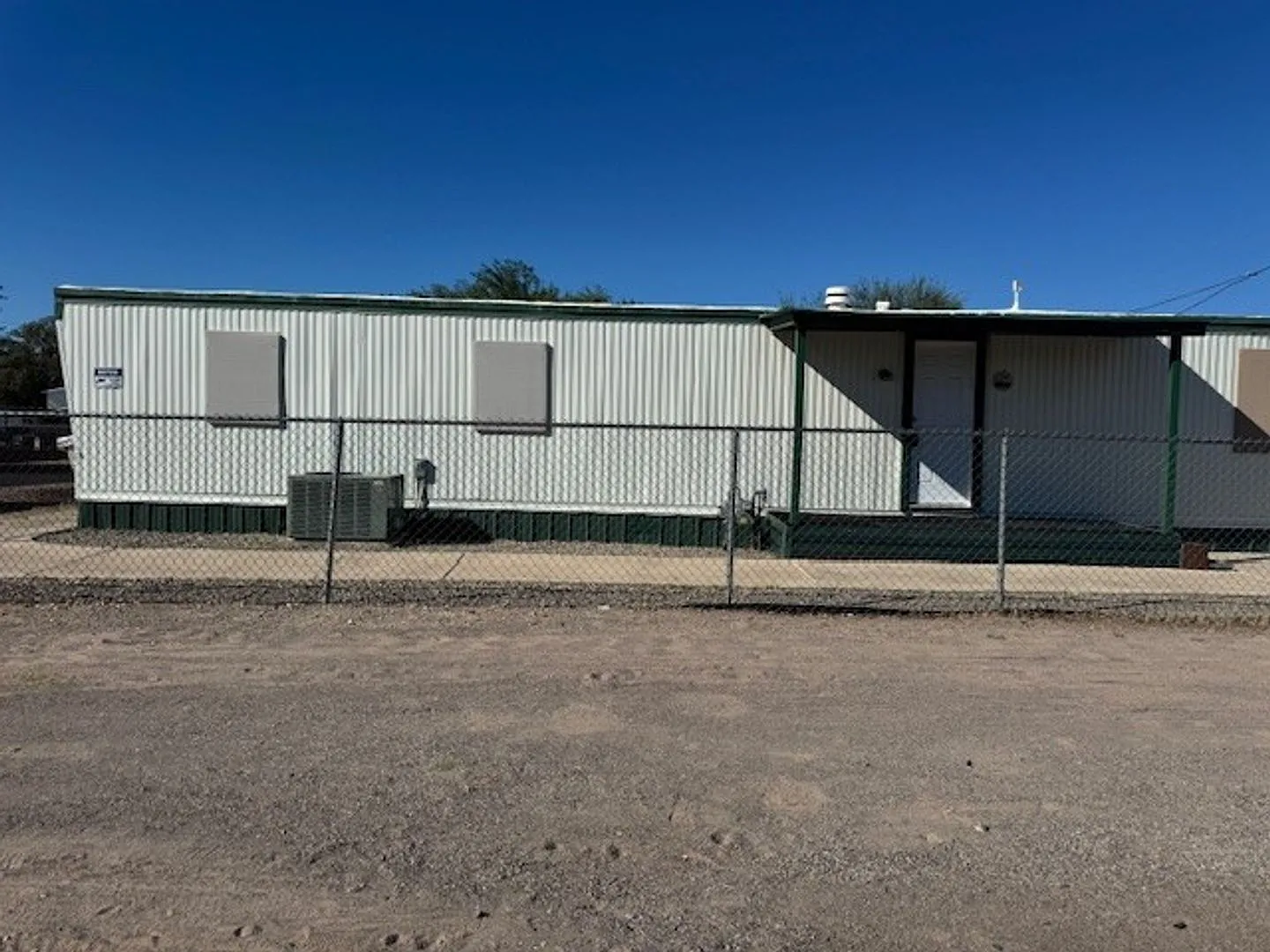 Parially Furnished 2BR 1BA Remodeled-Fenced Yard + RV/Coach cement Parking — Photo 1
