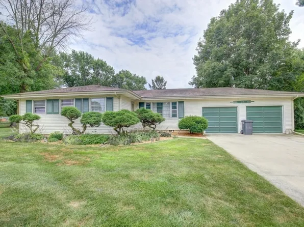 303 Pershing Ct E, Philo, IL 61864