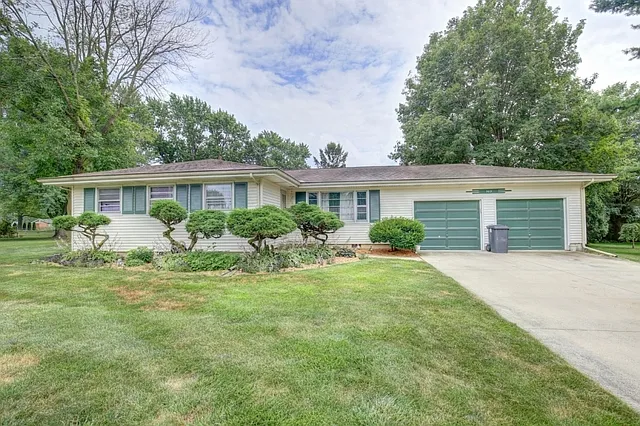 303 Pershing Ct E photo 1