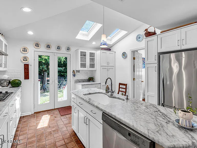 600 Saint Clair Ave — Photo 11
