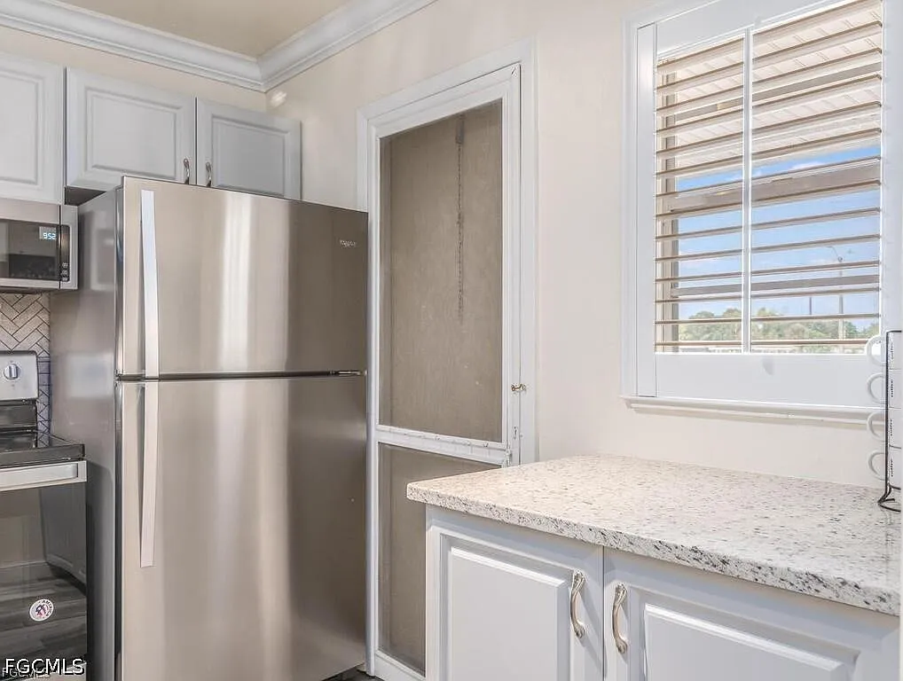 2 bed, 1.5 bath, 930 sqft, $1,700 — Photo 2