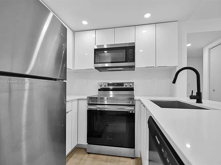 18800 NE 29th Ave #420 — Photo 4