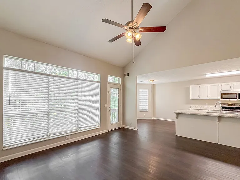 3134 Creekview Ln — Photo 7