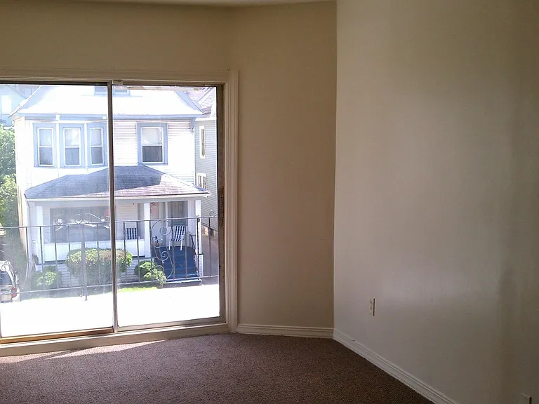 52 Glendale Pl — Photo 4