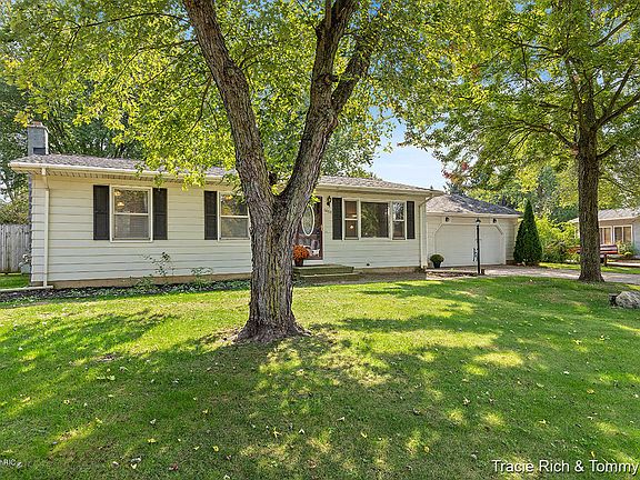2nd image of 6868 Woodhills Dr NE