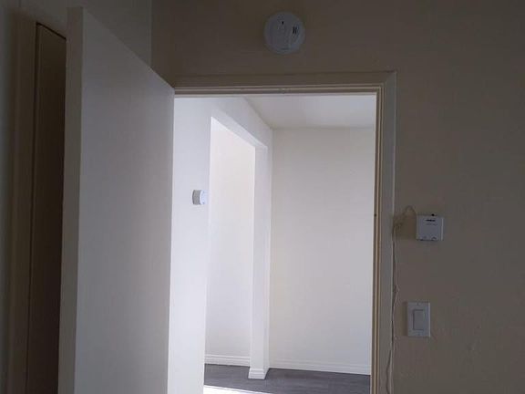 5th image of 1135 Hollister St #1
