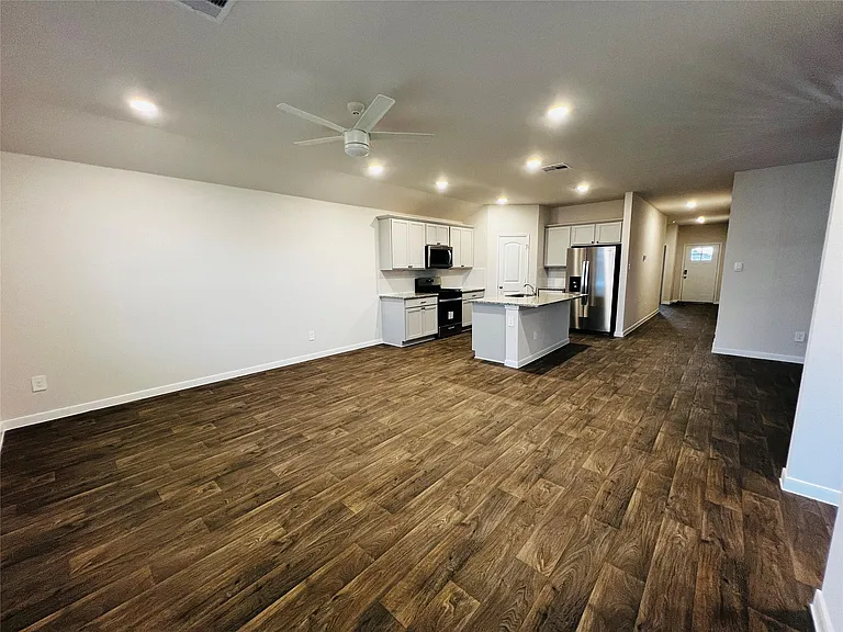 315 Darwin Pl — Photo 3