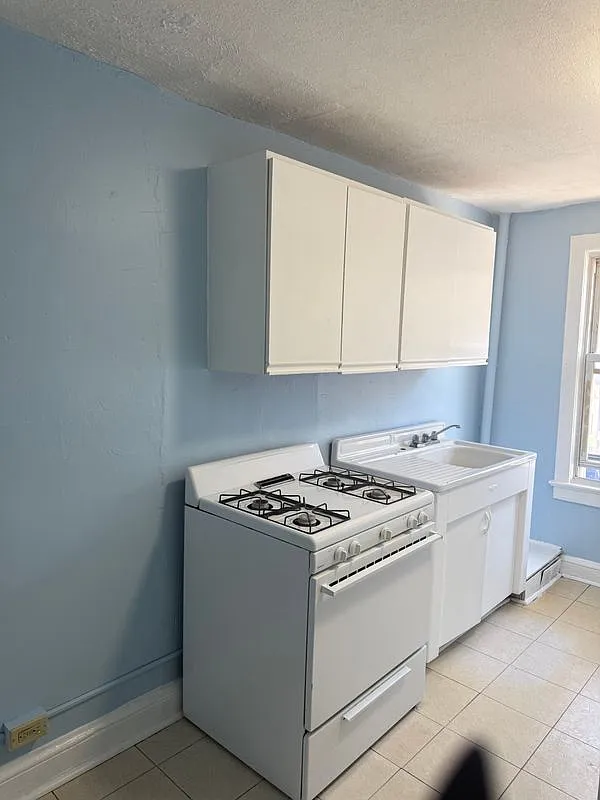Building Photo - 203 Genesee St #2