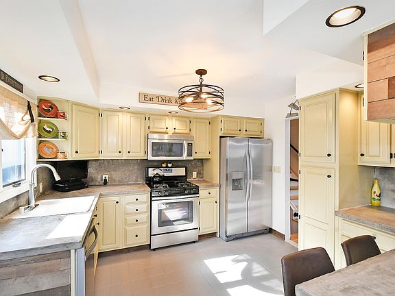 2nd image of 1602 Anita Ln