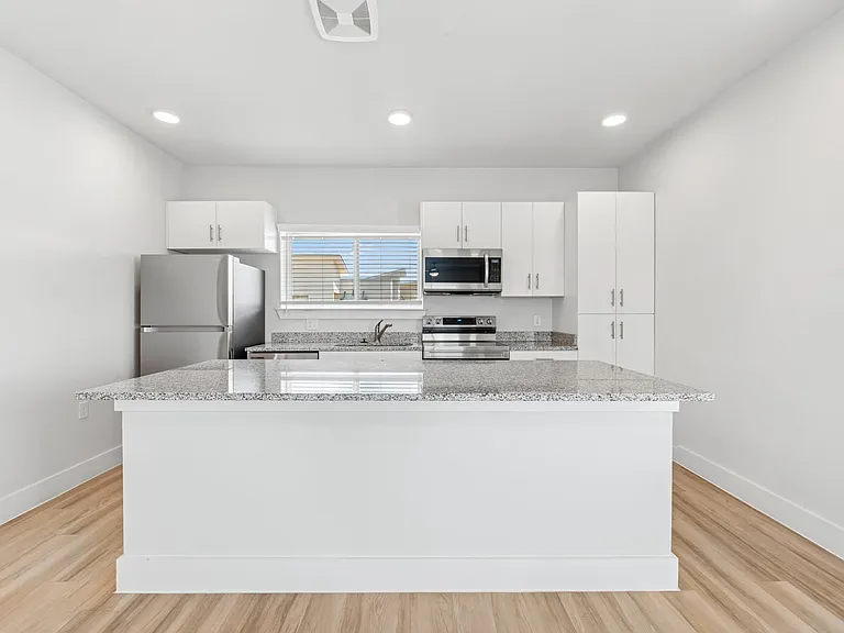 Ensign Apartments — Photo 6