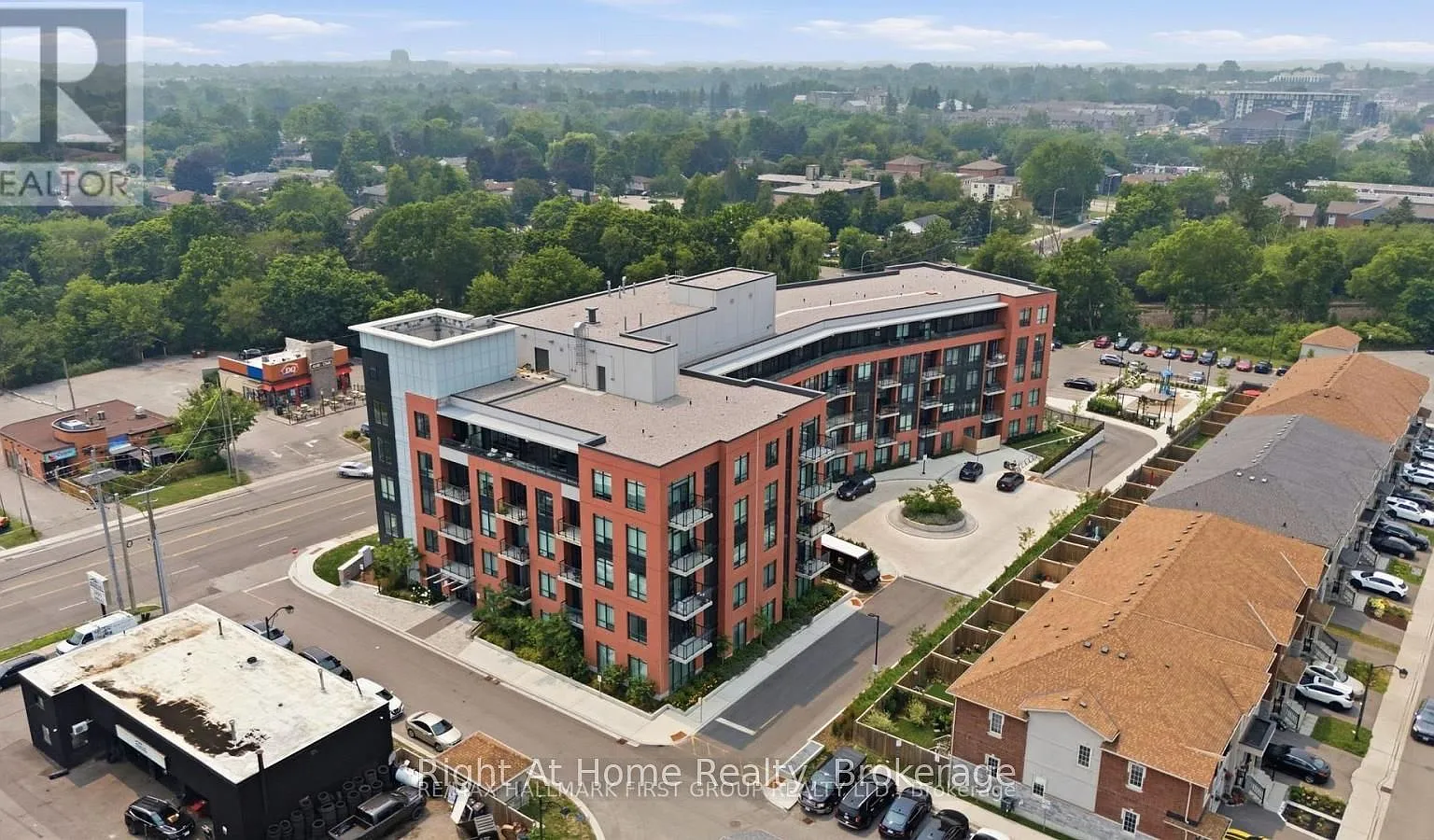 1010 Dundas St E — Photo 1