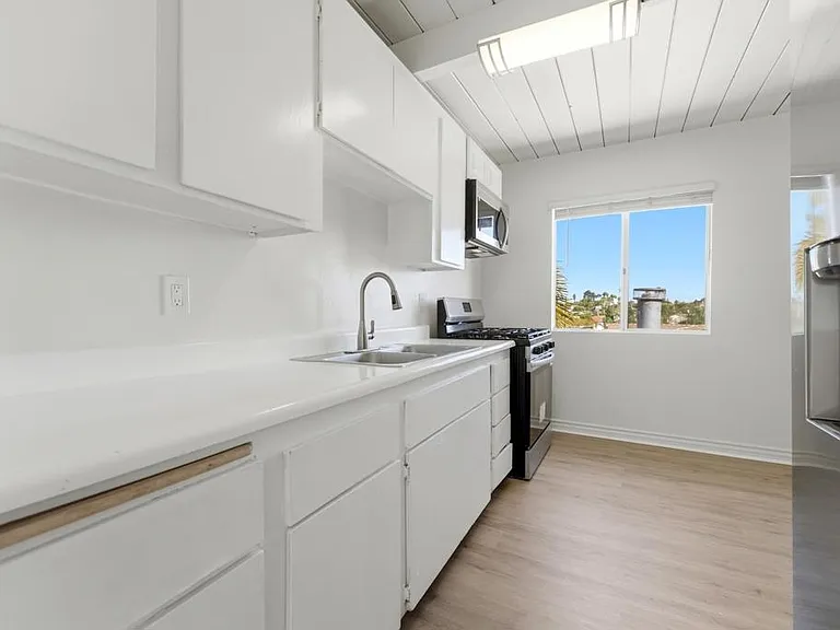 4206 E Division St — Photo 2