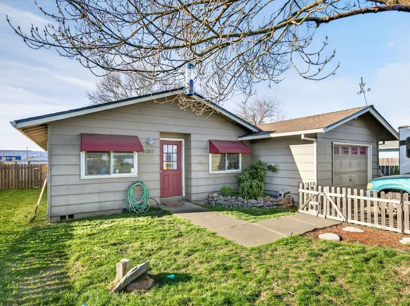 8207 Division Rd, White City, OR 97503