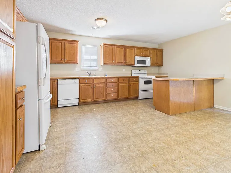 703 Iron Horse Dr — Photo 5