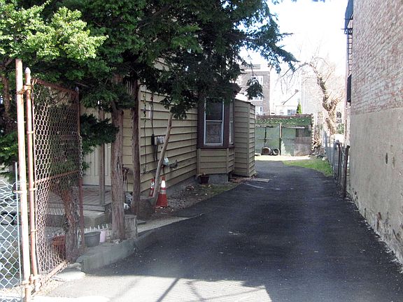 2nd image of 21 Cortlandt St