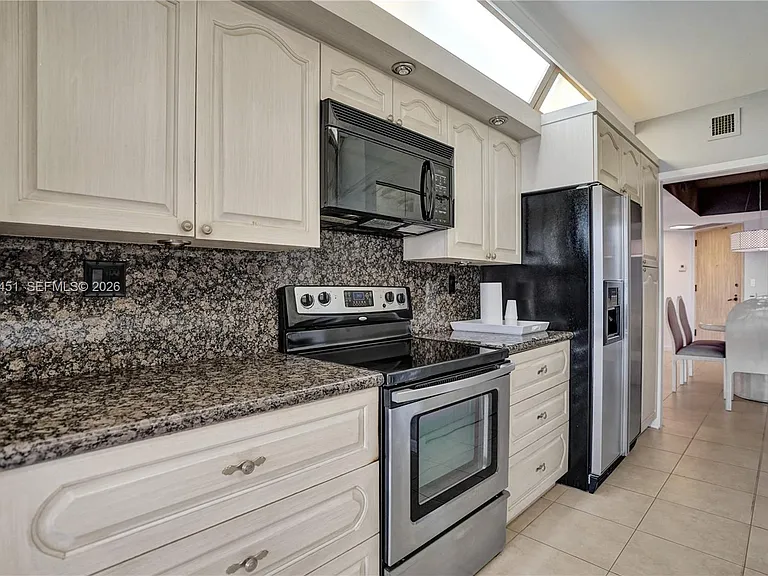 19667 Turnberry Way #9B — Photo 28
