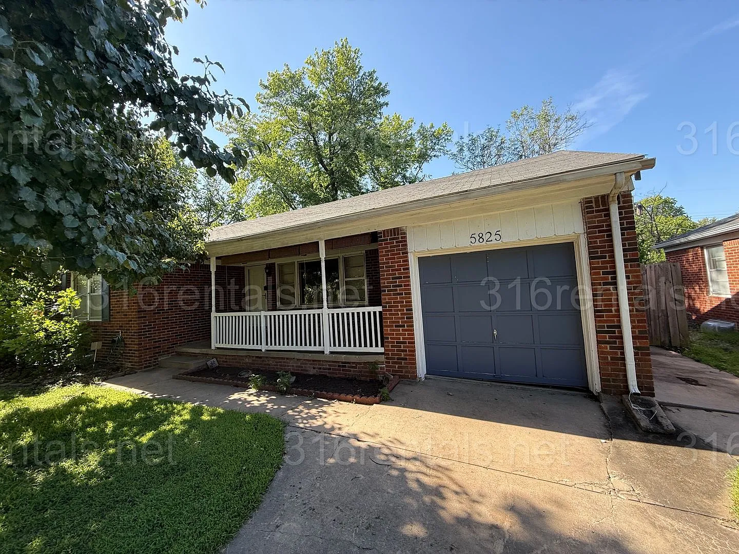 $1100 **Coming Soon** - 2 Bedroom / 1 Bathroom - Single Family Home — Photo 1