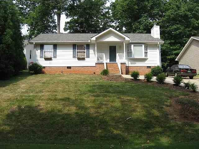 1st image of 11 E Castle Dr