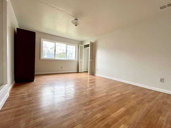 3rd image of 8 Fairlawn Ct