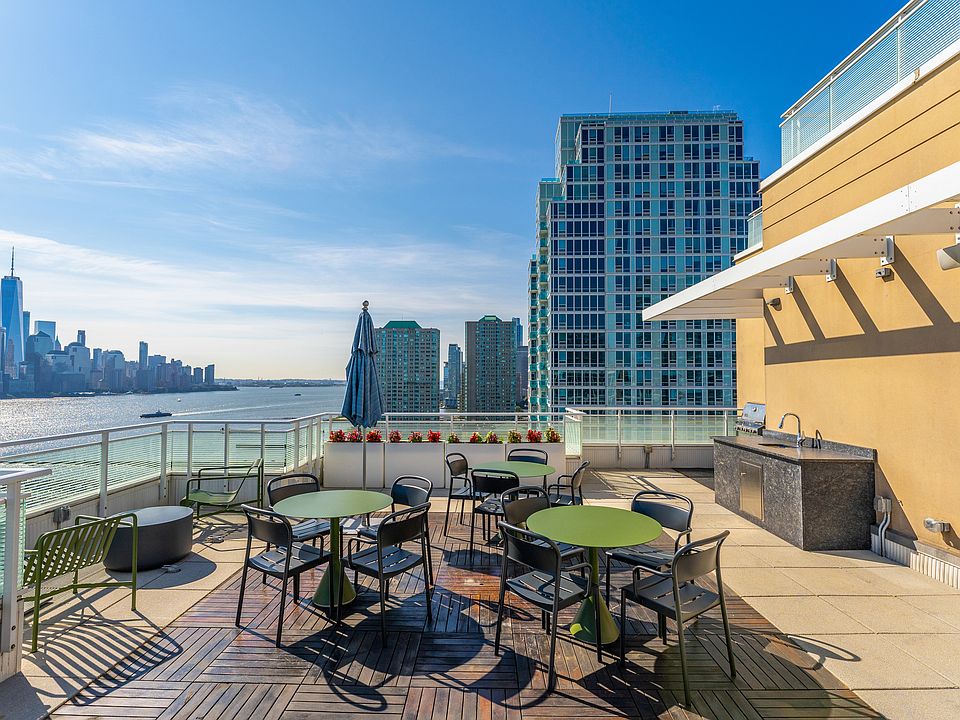 Host unforgettable evenings with breathtaking vistas from our rooftop lounge